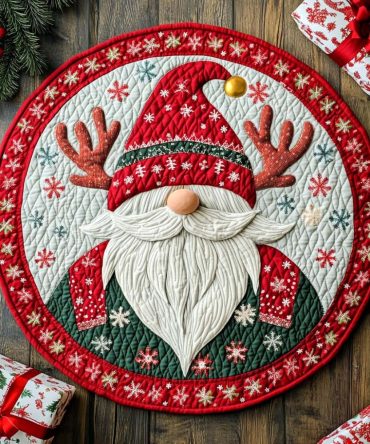 Cozy Nordic Claus Quilted Round Mat